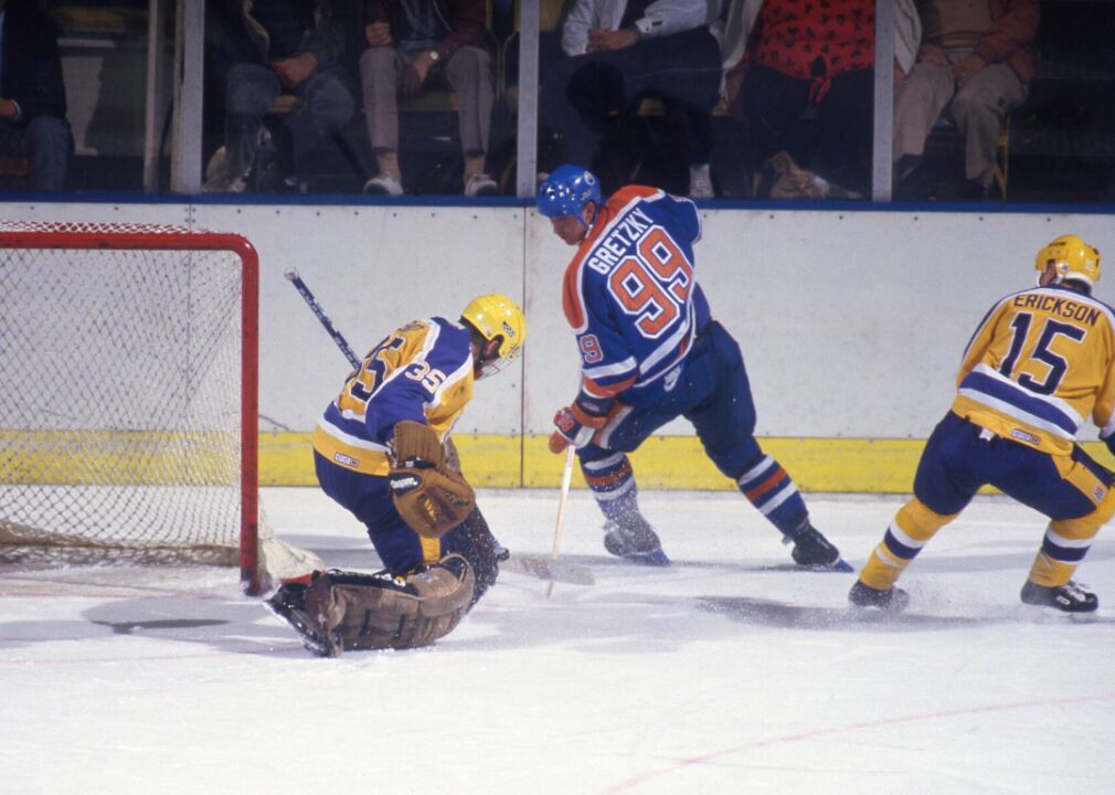 1986: Wayne Gretzky scores 215 points in one season